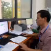 Cán bộ Tư pháp-Hộ tịch Ủy ban Nhân dân Phường 2, thành phố Tuy Hòa giải quyết thủ tục hành chính cho công dân. (Ảnh: Xuân Triệu/TTXVN)