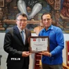 Thị trưởng thành phố Taxco de Alarcón (Mexico) Juan Andrés Vega Carranza (phải) trao Kỷ niệm chương của Hội đồng thành phố ghi nhận đóng góp của Đại sứ Nguyễn Văn Hải và Đại sứ quán Việt Nam tại Mexico trong việc thúc đẩy quan hệ hữu nghị, hợp tác và hiểu biết giữa hai dân tộc. (Ảnh: Phương Lan/TTXVN)