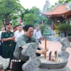 Thủ tướng Phạm Minh Chính dâng hương tưởng niệm tại Đền thờ Bác Hồ và các Anh hùng liệt sỹ tỉnh Quảng Trị. (Ảnh: Dương Giang/TTXVN)