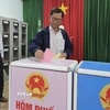 Các cử tri trên đảo tiền tiêu Nhơn Châu (tỉnh Gia Lai) tham gia bỏ phiếu bầu đại biểu Quốc hội khóa XVI và đại biểu Hội đồng Nhân dân các cấp nhiệm kỳ 2026-2031. (Ảnh: Quang Thái/TTXVN)