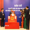 Cử tri Nguyễn Thị Khẩn, 96 tuổi là cử tri lớn tuổi nhất khu vực bỏ phiếu số 8, phường Hải An, thành phố Hải Phòng tham gia bỏ phiếu. (Ảnh: Hoàng Ngọc/TTXVN)