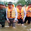 Tổng Bí thư Tô Lâm đến vùng bị chia cắt do mưa lũ tại thôn Khuông Phò Đông, xã Quảng Điền, Thành phố Huế. (Ảnh: Thống Nhất/TTXVN)