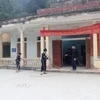 Bà con nhân dân thôn Bản Giáng, xã Trung Sơn (Tuyên Quang) dọn dẹp Nhà văn hóa thôn để chuẩn bị tổ chức các hoạt động dịp Tết cổ truyền. (Ảnh: Hoàng Hải/TTXVN)