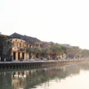 Dãy nhà cổ bên dòng sông Hoài dần hiện lên trong ánh nắng mặt trời buổi sáng. (Ảnh: Xuân Quý/TTXVN)