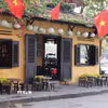 Không chỉ là hàng quán, cửa hàng phục vụ du lịch, những ngôi nhà cổ ở Hội An được gìn giữ từ đời này qua đời khác bằng chính những con người sinh sống hàng ngày ở phố cổ. (Ảnh: Xuân Quý/TTXVN)