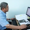 Ông Nguyễn Ngọc Giao, Trưởng phòng Nông nghiệp và Phát triển Nông thôn huyện Cư M’Gar, tỉnh Đắk Lắk viết đơn xin nghỉ hưu trước tuổi. (Ảnh: Hoài Thu/TTXVN)