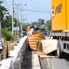 Hiện trường vụ tai nạn trên Quốc lộ 22B giữa xe container và xe máy. (Ảnh: Minh Phú/TTXVN)