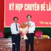Bí thư Tỉnh ủy Vĩnh Long Trần Văn Lâu tặng hoa chúc mừng ông Trần Trí Quang được bầu giữ chức Chủ tịch Ủy ban Nhân dân tỉnh Vĩnh Long. (Ảnh: Phạm Minh Tuấn/TTXVN)
