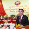 Chủ tịch nước Lương Cường trao Quyết định của Bộ Chính trị và tặng hoa chúc mừng Ban Chấp hành Đảng bộ tỉnh Phú Thọ nhiệm kỳ 2025- 2030. (Ảnh: Lâm Khánh/ TTXVN)