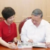 Tổng giám đốc Thông tấn xã Việt Nam Vũ Việt Trang trân trọng trao tặng Tổng Bí thư Tô Lâm cuốn sách ảnh “100 năm Báo chí Cách mạng Việt Nam (1925 - 2025)”, do Nhà xuất bản Thông tấn biên soạn, xuất bản. (Ảnh: Thống Nhất/TTXVN)