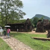 Du khách quốc tế tham quan Khu đền tháp Mỹ Sơn. (Ảnh: Đỗ Trưởng/TTXVN)