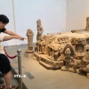 Khách tham quan các hiện vật tại Bảo tàng Điêu khắc Chăm Đà Nẵng. (Ảnh: Kha Phạm/TTXVN)