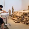 Khách tham quan các hiện vật tại Bảo tàng Điêu khắc Chăm Đà Nẵng. (Ảnh: Kha Phạm/TTXVN)