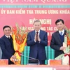 Tổng Bí thư Tô Lâm tặng hoa chúc mừng đồng chí Trần Cẩm Tú và đồng chí Nguyễn Duy Ngọc. (Ảnh: Phương Hoa /TTXVN)