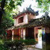 Cổng tam quan, cổng chính của chùa Diệu Đế, phường Phú Xuân, thành phố Huế, nhìn từ sân chùa ra ngoài. (Ảnh: Nguyên Lý/TTXVN)