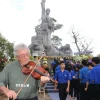 Cựu binh Mỹ Roy Mike Boehm kéo vĩ cầm tưởng nhớ các nạn nhân vụ thảm sát Sơn Mỹ. (Ảnh: Đinh Hương/TTXVN)