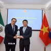 Đại sứ Việt Nam tại Mexico Nguyễn Văn Hải trao giải cho tác giả Mouris Salloum George. (Ảnh: Phi Hùng/TTXVN)