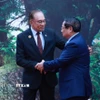Thủ tướng Malaysia Anwar Ibrahim, Chủ tịch ASEAN 2025 đón Thủ tướng Phạm Minh Chính tham dự Hội nghị Cấp cao ASEAN lần thứ 47 và các Hội nghị Cấp cao liên quan. (Ảnh: Dương Giang/TTXVN)