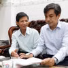 Ông Phạm Công Lương, Bí thư Chi bộ Khu dân cư Bình Phước 1, phường Hải Châu, thành phố Đà Nẵng (bên trái) chia sẻ cảm nhận về dự thảo Văn kiện Đại hội với cán bộ phường Hải Châu. (Ảnh: Quốc Dũng/TTXVN)