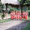 Phụ nữ dân tộc Pà Thẻn, rực rỡ trong bộ trang phục truyền thống. (Ảnh: Hoàng Hải/TTXVN)