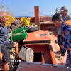 Lực lượng chức năng Bộ Tư lệnh Vùng Cảnh sát biển 4 kiểm tra hàng hóa trên tàu. (Ảnh: TTXVN phát)