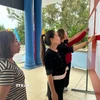 Cử tri xem bảng niêm yết danh sách chính thức, tiểu sử tóm tắt những người ứng cử đại biểu Quốc hội khóa XVI và đại biểu Hội đồng Nhân dân tỉnh Quảng Trị nhiệm kỳ 2026-2031. (Ảnh: TTXVN phát)