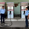 Đội quản lý thị trường tỉnh Cà Mau tăng cường kiểm tra tại các cửa hàng kinh doanh xăng dầu. (Ảnh: Tuấn Phi/TTXVN)