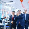 Thủ tướng Phạm Minh Chính thăm xưởng may của Tổng Công ty May 10. (Ảnh: Dương Giang/TTXVN)