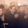 Chủ tịch Quốc hội Trần Thanh Mẫn và các đại biểu kính cẩn tưởng nhớ Chủ tịch Hồ Chí Minh. (Ảnh: Doãn Tấn/TTXVN)
