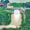 Công trình xả nước điều tiết từ hồ Dầu Tiếng giúp duy trì dòng chảy, hỗ trợ đẩy mặn cho khu vực hạ lưu. (Ảnh: Minh Phú/TTXVN)