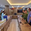 Cơ quan Cảnh sát điều tra Công an thành phố Đà Nẵng tống đạt các quyết định đối vợ chồng Kiều Văn Thanh. (Ảnh: Công an cung cấp)