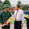 Chủ tịch Quốc hội Trần Thanh Mẫn động viên các tân binh. (Ảnh: Doãn Tấn/TTXVN)