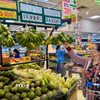 Người dân mua trái cây tại siêu thị Co.op trên đường Nguyễn Đình Chiểu, Thành phố Hồ Chí Minh. (Ảnh: Hương Giang/TTXVN)