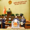 Tổng Bí thư, Chủ tịch nước Tô Lâm cùng các đồng chí lãnh đạo, đại biểu bỏ phiếu phê chuẩn Thẩm phán, Phó Thủ tướng Chính phủ, Bộ trưởng và thành viên khác của Chính phủ. (Ảnh: Doãn Tấn/TTXVN)