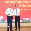Ủy viên Trung ương Đảng, Phó Trưởng ban Tổ chức Trung ương Trịnh Mạnh Linh trao Quyết định cho Phó Bí thư Tỉnh ủy Quảng Ngãi Nguyễn Đức Tâm. (Ảnh: TTXVN phát)