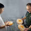 Ông Nguyễn Duy Long giới thiệu sản phẩm yến sào Kim Oanh. (Ảnh: Thanh Bình/TTXVN)