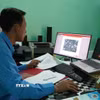Cán bộ Đội K91 miệt mài nghiên cứu, thực hiện và chạy thử nghiệm phần mềm “Quản lý hồ sơ liệt sỹ”. (Ảnh: Nhựt An/TTXVN)
