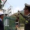 Kiểm tra thiết bị camera giám sát bảo vệ rừng ở khu vực Vườn Quốc gia Hoàng Liên, tỉnh Lào Cai. (Ảnh: Vũ Sinh/TTXVN)
