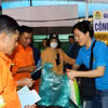 Đông đảo công nhân lao động mua sắm Tết tại “Chợ Tết Công đoàn". (Ảnh: Thanh Vũ/TTXVN)