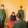 Đối tượng Vũ Tất Dương khai nhận tại cơ quan biên phòng. (Ảnh: TTXVN phát)