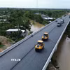 Các nhà thầu huy động tối đa nhân lực, thiết bị thi công cao tốc Cao Lãnh-An Hữu. (Ảnh: Công Trí/TTXVN)