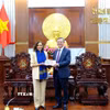 Bà Anne Aly, Bộ trưởng Phát triển Quốc tế, Bộ trưởng Doanh nghiệp Nhỏ và Bộ trưởng Các vấn đề Đa văn hóa Australia tặng quà cho Chủ tịch Ủy ban Nhân dân thành phố Cần Thơ Trương Cảnh Tuyên. (Ảnh: Thu Hiền/TTXVN)