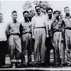 Ngày 21/4/1950, tại xóm Roòng Khoa, xã Ðiềm Mặc, trong khu ATK Ðịnh Hóa (Thái Nguyên), Hội Những người viết báo Việt Nam (nay là Hội Nhà báo Việt Nam) được thành lập. Trong ảnh: Các nhà báo Việt Nam và quốc tế dự Đại hội lần thứ I - Hội Những người làm báo Việt Nam, ngày 21/4/1950. (Ảnh: TTXVN phát)