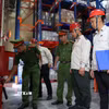 Cán bộ Đội chữa cháy và cứu nạn cứu hộ khu vực 21 kiểm tra bình chữa cháy mini trong nhà xưởng doanh nghiệp. (Ảnh: Hồng Đạt/TTXVN)