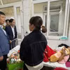 Lãnh đạo Đảng ủy, Ủy ban Nhân dân xã, Công an xã Nam An Phụ và đại diện trường THCS Thăng Long thăm hỏi, động viên em P.T.T.P sau sự việc. (Ảnh: TTXVN phát)