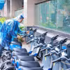 Tại các điểm lên xuống của tuyến đường sắt trên cao Cát Linh-Hà Đông, người dân dễ dàng thuê xe máy điện để di chuyển theo nhu cầu. (Ảnh: Hoàng Hiếu/TTXVN)
