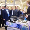 Thủ tướng Phạm Minh Chính xem sản phẩm nghiên cứu của sinh viên Đại học Nghiên cứu Công nghệ Quốc gia MISIS. (Ảnh: Dương Giang/TTXVN)