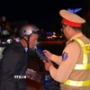 Kiểm tra xử lý nồng độ cồn với người tham gia giao thông ở Cà Mau. (Ảnh: TTXVN phát)