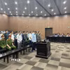Các bị cáo nghe đại diện Viện Kiểm sát giữ quyền công tố tại phiên tòa đọc cáo trạng. (Ảnh: Kim Anh/TTXVN)