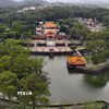 Lăng Tự Đức (Khiêm Lăng) được xây dựng nằm bên phải đồi Cảnh Vọng thuộc thôn Thủy Ba, phường Thủy Xuân, thành phố Huế. Lăng Tự Đức là công trình kiến trúc đẹp nhất thời nhà Nguyễn, nơi đây là chốn yên nghỉ của vua Tự Đức - vị vua tại vị lâu nhất trong số 13 đời vua triều Nguyễn. (Ảnh: Vũ Sinh/TTXVN)